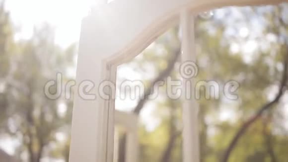 婚礼拱门以乡村风格的门的形式阳光透过婚礼拱门视频的预览图