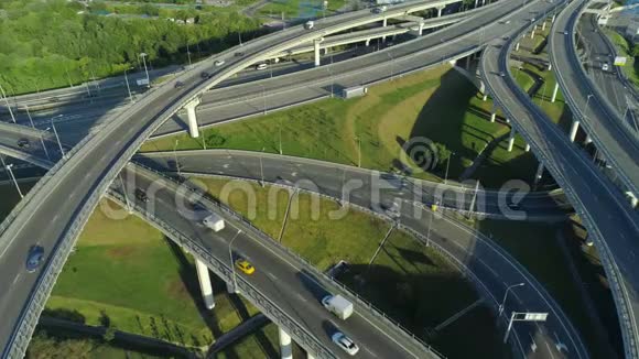 晴天时莫斯科公路交叉口的鸟瞰图视频的预览图
