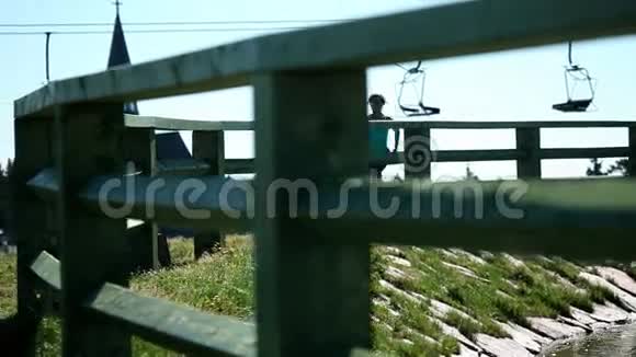 女人在湖边奔跑前面有篱笆视频的预览图