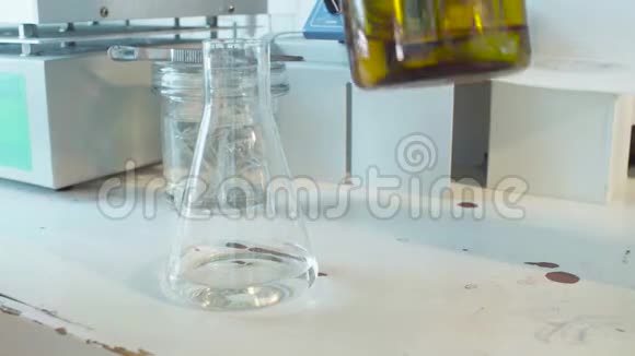 科学家把试剂丢到瓶子里的手视频的预览图