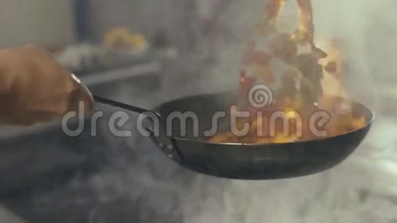 餐厅厨房里的厨师在做火焰杯视频的预览图