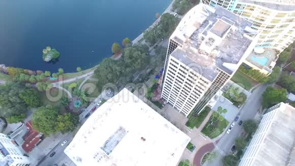 佛罗里达州奥兰多市中心的Eola湖喷泉鸟瞰图视频的预览图