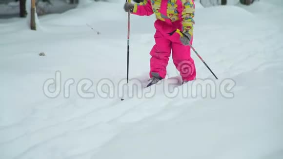小女孩在森林里滑雪视频的预览图
