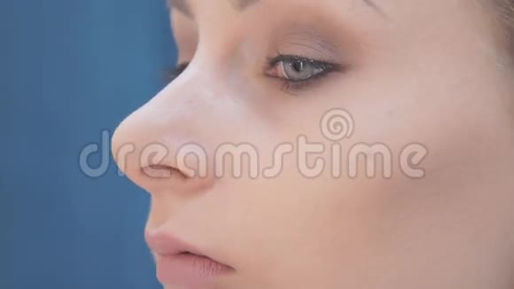 在美容院设计眉毛女孩眼影用刷子涂眉毛视频的预览图