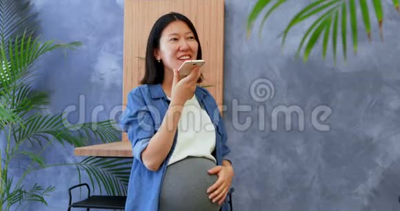 孕妇用手机通话4k视频的预览图
