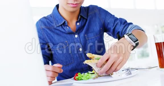 男人用手吃三明治视频的预览图
