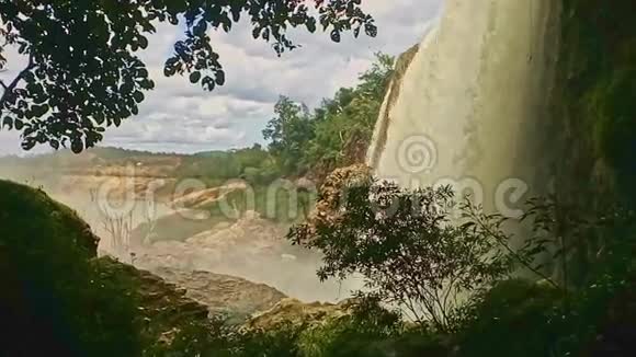 岩石中巨大的瀑布特写泡沫墙视频的预览图