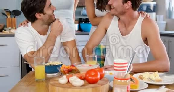 可爱的夫妇在厨房里笑视频的预览图