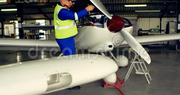 在4k机库修理飞机的工程师视频的预览图