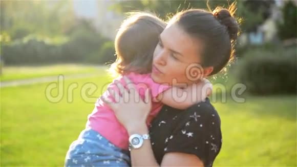 年轻漂亮的妈妈拥抱和安慰她的宝贝女儿妈妈拥抱婴儿女人舒缓女孩视频的预览图