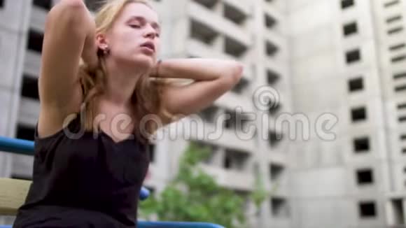 紧张的少女坐在高楼附近视频的预览图