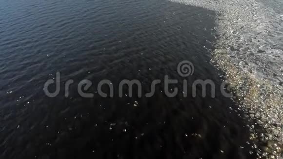 漂浮在河上的冰空中射击视频的预览图