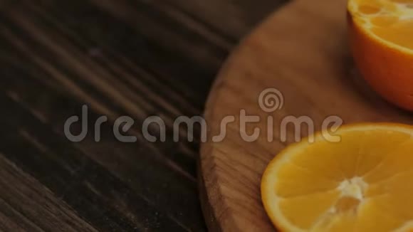 有新鲜橘子的桌子视频的预览图