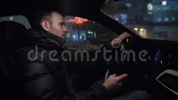夜间驾驶汽车夜间驾驶现代汽车在城市视频的预览图