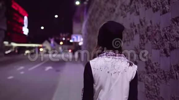 在夜城散步的少女视频的预览图