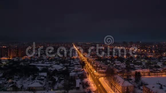 宽景黄昏到夜间的城镇道路高速行驶视频的预览图