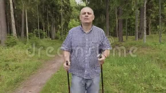 带着登山杖的徒步旅行者视频的预览图