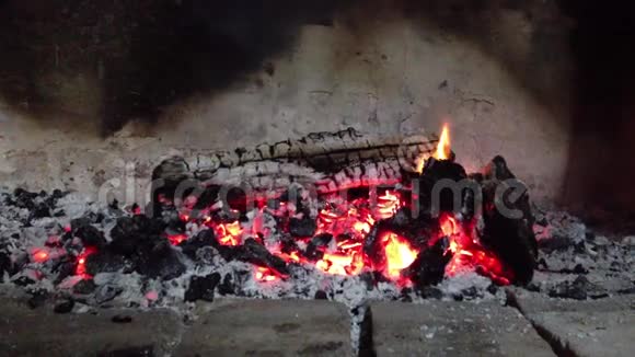 壁炉里的火和灰烬视频的预览图