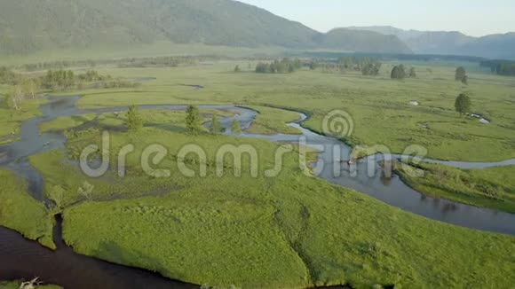 壮观的空中飞行穿越史诗般的冰岛景观河金色时光日落色彩斯堪的纳维亚景观视频的预览图