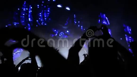 在一场以心形手影为轮廓的音乐会上观众的拥挤程度视频的预览图