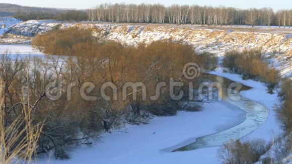 景观冬天冰雪覆盖的河流上的冰道视频的预览图