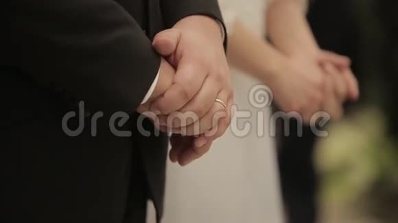 参加婚礼的新娘视频的预览图
