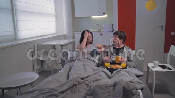男人和女孩有浪漫的早晨视频的预览图