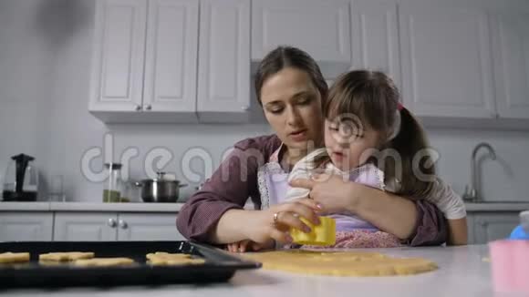 与母亲一起烘焙唐氏综合症的孩子视频的预览图