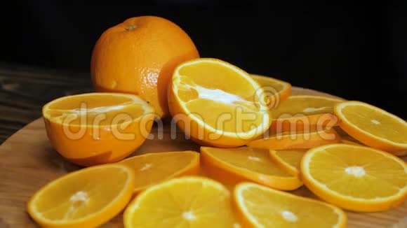 有新鲜橘子的桌子视频的预览图