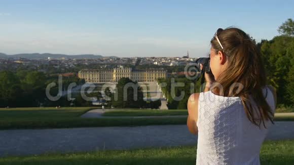妇女拍摄欧洲历史建筑视频的预览图