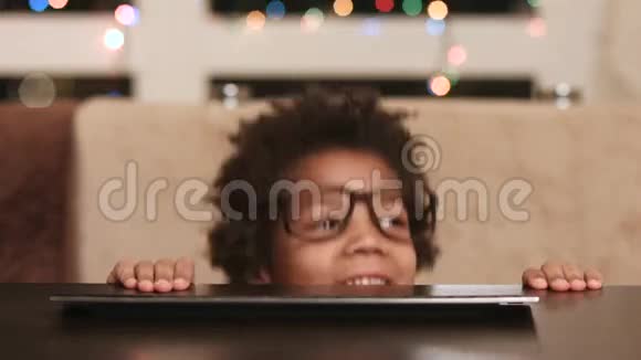 黑人男孩出现在键盘上视频的预览图