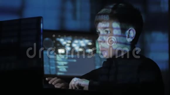 可爱的少年黑客程序员正在计算机安全中心工作充满显示屏幕二进制代码视频的预览图