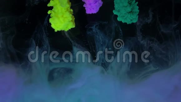 墨流中的五彩成分来自彩虹光谱的墨流漂浮并混合在中心视频的预览图