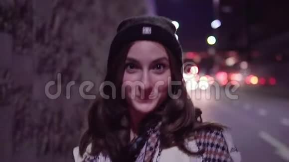 少女沿着城市的夜街散步视频的预览图