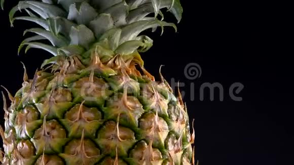 新鲜菠萝在黑色背景上旋转视频的预览图