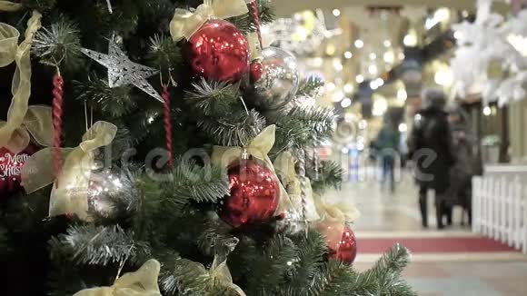 新年和抽象模糊的购物中心背景与圣诞节装饰金球和红球视频的预览图