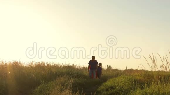 父亲和儿子在日落时扮演超级英雄视频的预览图