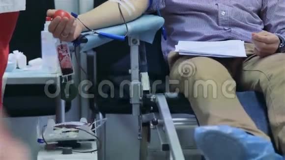 男性捐献者自愿献血视频的预览图