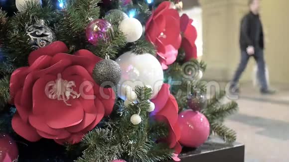 新年和购物中心的圣诞树装饰视频的预览图