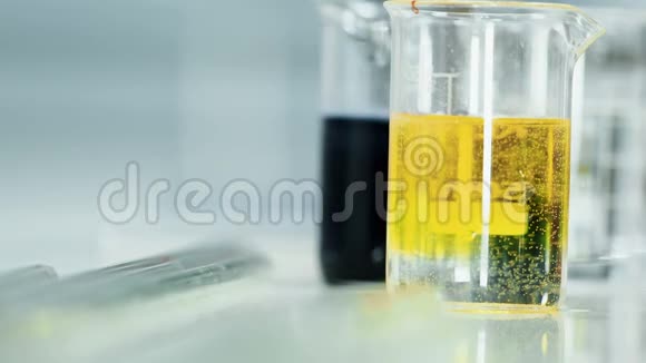 吸管和试管的化学实验视频的预览图