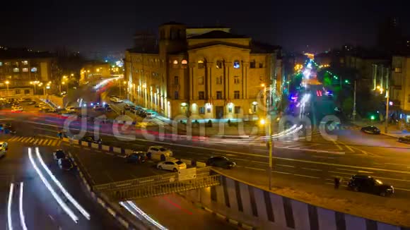 时间推移城市景观交通与运动模糊图片埃里温晚上视频的预览图
