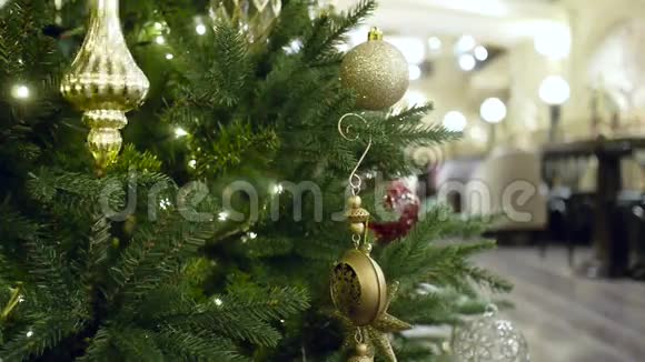餐厅或酒吧新年和圣诞树装饰视频的预览图