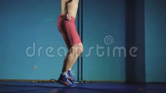 摔跤手是在健身房里用绳子训练的视频的预览图