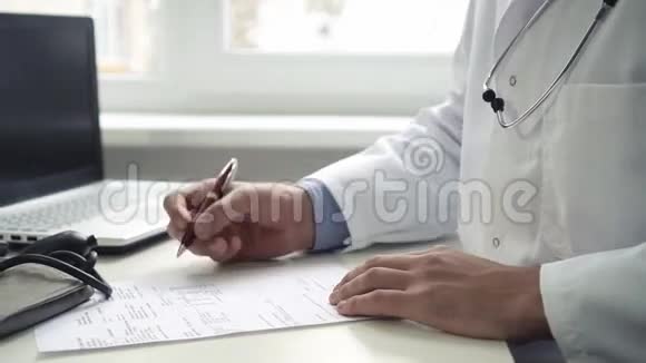 医生坐在桌边写文件视频的预览图
