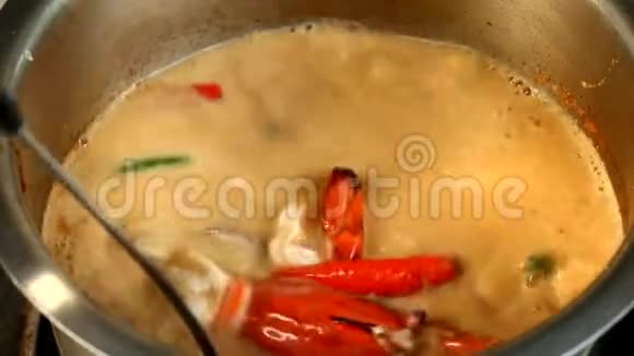 酸大虾汤或泰国菜汤视频的预览图