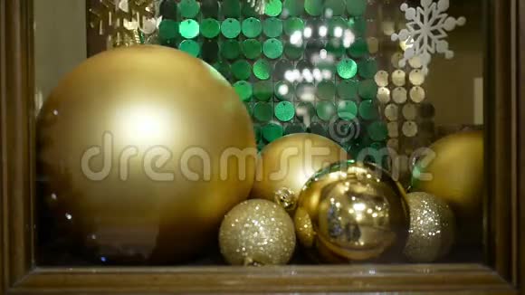 在窗户上装饰新年和圣诞装饰品金球视频的预览图