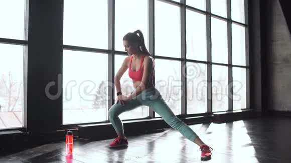 运动女性在跑步前伸展双腿视频的预览图