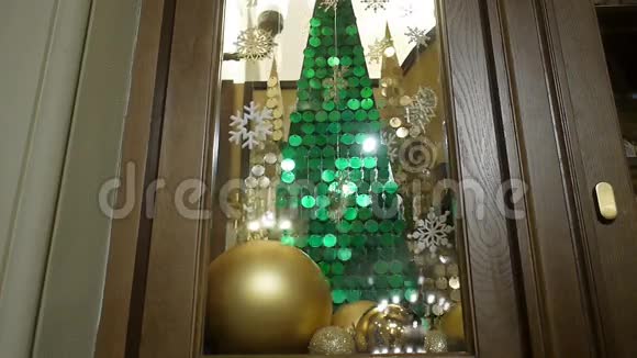 新年和橱窗里的圣诞装饰品金球视频的预览图