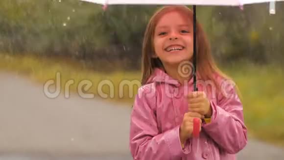 带雨伞的微笑女孩视频的预览图