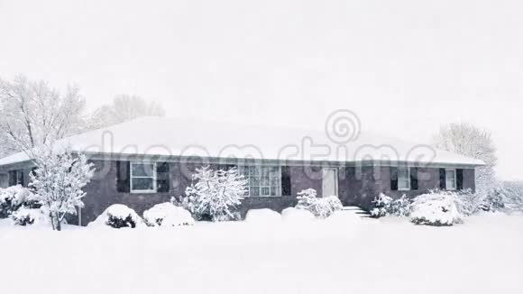 暴风雪中白雪覆盖的房子视频的预览图